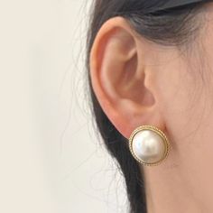 One pair of Bold Statement piece, Large Genuine Mabe Pearl Stud Earrings made in Solid Gold * Metal: 14K Yellow Gold * Center stone: Genuine Mabe White Pearls * Pearl Size: 13-14mm or 15-16mm(New Option) * Sold as One Pair You might like other earrings from our store👇  https://etsy.me/2MyjnPw ❤️Follow us on Instagram @ elekalonjewelry for latest projects and designs. *If you have any questions, please feel free to message us. Braided Designs, Vintage Pearl Earrings, Pearl Earrings Designs, Pearl Statement Earrings, Twisted Band Ring, Butterfly Earrings Gold, Chunky Pearls, Stud Earrings Unique, Pearl Stone