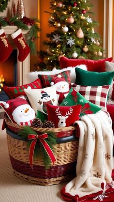 Christmas Living Room Decor Ideas, Christmas Living Room Decor, Gold Christmas Tree Decorations, Hate Christmas, Christmas Living Room, Christmas Decorations Living Room, Christmas Baskets, Living Room Decor Ideas, Christmas Living Rooms