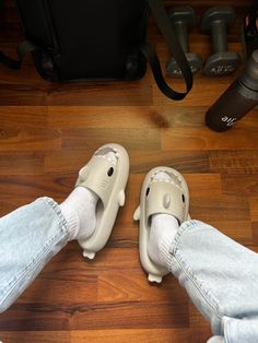 Slippers Aesthetic, Cloud Slippers, Cute Slides, Christmas Board, Slides For Women, Chinese Language