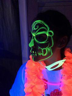 Neon Glow Face Paint Ideas, Rave Body Art, Rave Glow In The Dark Makeup, Uv Glow Makeup, Uv Face Paint Men, Glow In The Dark Halloween Makeup, Uv Body Painting Ideas, Uv Face Paint Ideas Simple, Glow In The Dark Face Paint