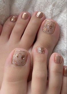 Pedicure Ideas Prom, Thai Nail Design, Sparkly French Tip Pedicure, Gold Tip Pedicure, Nail Art Pedicure Toenails, White And Silver Toe Nails, Gem Pedicure, Fall Gel Pedicure, Gelish Pie