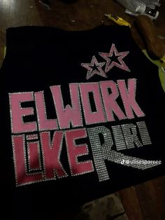 a black tank top with the words el work like pro printed in pink on it