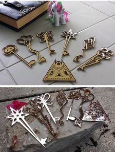 there are many different types of keys on the ground