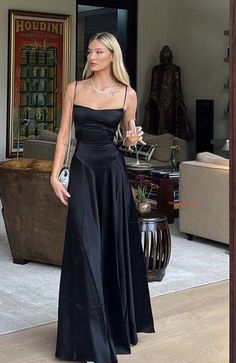 French Gala Dress, Classy Outfits Evening, Prom Dresses Long Aesthetic, Masquerade Outfit Ideas Simple, Old Money Long Dresses, Aesthetic Black Dress Formal, Black Classy Formal Dress, James Bond Aesthetic Dress, Old Money Formal Dress Aesthetic