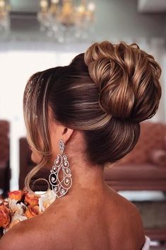 Wedding Guest High Bun Hairstyles, High Updo Sleek, Elegant High Updo, Textured High Bun Wedding, High Upstyles For Medium Hair, Hair Shinion Style, High Up Do Wedding Hair, Elegant Hairstyles Medium Hair, Elegant Updos For Long Hair Formal