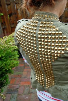 DIY must make studded vest or jacket. Closet Revamp, New Fashion Clothes, Quick Fashion, Trendy Diy, Denim Outfits, Women Fashion Edgy, Fashion Tips For Women