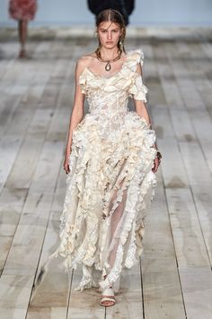 Alexander McQueen Spring 2020 Ready-to-Wear Collection - Vogue Alexander Mcqueen 2020, Ethereal Fashion, Sarah Burton, Mcqueen Fashion, Fashion Vibes, Technology Fashion, Floral Outfit, 2020 Fashion, Fashion Runway