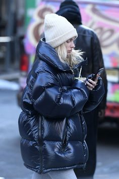 Shiny Puffer Jacket Outfit, Oversized Puffer Jacket Outfit, Elsa Hosk Style, Vintage Ski Jacket, Puffer Jacket Outfit, Oversized Puffer Jacket, Elsa Hosk