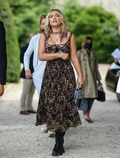 Leo Venus Style Outfits, Venus In Aquarius Style, Venus In Leo Style, Florence Pugh Street Style, Florence Pugh Fashion, Florence Pugh Outfits, Florence Pugh Style, Punk Rock Chic, Day Time Outfits