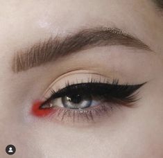 Make Up Designs, Red Eyeliner, Eye Makeup Designs, Makijaż Smokey Eye, Edgy Makeup, Black Makeup, Makeup Eye Looks, Creative Eye Makeup, Creative Makeup Looks