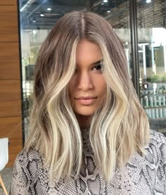 Blonde Long Bob With Money Piece, Mid Hair Length Balayage, Balayage Hair Blonde Front Face Framing, Soft Effortless Blonde, Cute Haircut 2023, Lob With Round Face, Blonde Hair Money Piece Curtain Bangs, Haircuts For Round Faces Shoulder Length, Short Blonde Hair On Round Face