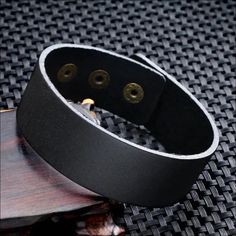 Esta resistente pulsera de cuero es el estilo inteligente que necesitas. La correa hace una declaración audaz y moderna y te hace sentir armado y listo para enfrentar cualquier cosa. La construcción de cuero duradero puede soportar su estilo de vida activo sin dejar de lucir elegante.
Especificaciones
Material: cuero auténtico con aleación de zinc
Color marrón
Peso: 11g
Tamaño: 9.06 | 23 cm (ajustable)
BERML te invita a atarte la muñeca con el espíritu del alma antigua con una pulsera de cuero.