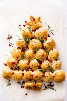 Christmas Tree Pull Apart Bread, Christmas Tree Bread, Festive Appetizers, Christmas Recipes Appetizers, Food Shapes, Herb Seasoning, Pull Apart Bread, Simply Delicious, Christmas Appetizers