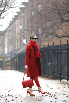 Red Monochromatic Outfit, Winter Style, Helena of Brooklyn Blonde Red Monochromatic Outfit, Red Outfit Winter, Outfit Pantalon Rojo, Brooklyn Blonde, Stile Boho Chic, Woman In Red, Monochromatic Outfit