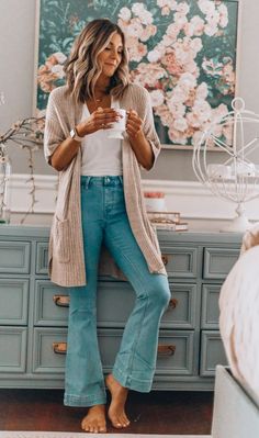 Flare Jean Trend and how 16 bloggers style them! Flare and Wide leg jeans are coming back again. I love this style because it makes your legs look long and lean! These are a must have for 2019. #Jeans #FlaredJeans #FlaredJeanOutfits #JeanOutfits #WideLegJeanOutfits #FlaredDenim #FlaredDenimOutfits #WinterOutfits #FallOutfits #SpringOutfits #LillesandLashes #DarkJeans #FlaredPants#LightJeans #WinterFashion #Denim #Trends #Trendsetter #WIdeLegJeans Wide Leg Jean Outfits, Flare Jeans Outfit, Wide Leg Jeans Outfit, Jeans Trend, Jeans Outfit Fall, Look Jean, Mode Hippie, Estilo Hippie, Mode Boho