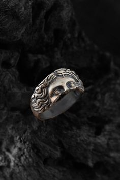 Introducing our stunning handmade silver ring featuring intricate detailing of the Venus de Milo figure. This beautiful and unique piece of jewelry is perfect for anyone with an appreciation for art and history. Crafted from high-quality sterling silver by skilled artisans, this ring is a true work of art. The intricate detailing of the Venus de Milo figure captures the essence of this iconic and timeless piece of art, making it a beautiful and meaningful addition to any jewelry collection. Whet Hands Jewelry, Affordable Rings, Handmade Wooden Boxes, Wolf Jewelry, Art Making, Celtic Designs, Black Necklace, Silver Rings Handmade, Elegant Accessories