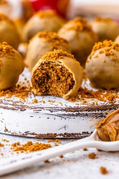 This is an easy recipe for Biscoff Truffles, made with just a few ingredients, and the results are amazing. Payday Bars, Pies And Tacos, Nutella Macarons, Salted Caramel Chocolate Cake, Cheesecake Balls, Turnover Recipes, Biscoff Cheesecake