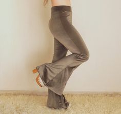 Pant Flare, Velvet Bell Bottoms, Leggings Flare, Olive Green Velvet, 70s Clothing, Trendy Leggings, Festival Pants, Outfit Yoga, Flare Pant