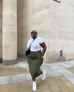 Black plus size girl, wearing a white baby t-shirt and a mid length khaki skirt with Air Force one trainers and a black bag. Midi Skirt Outfits Summer, Modest Plus Size Fashion, Pencil Skirt Outfits Casual, Skirt Outfits Summer, Autumn Wear, Plus Size Summer Outfits, Midi Skirt Outfit, Fashion Skirts