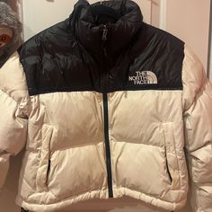 Lightly Used, No Noticable Flaws Size Large Face Black And White, Cropped Puffer Jacket, Black North Face, North Face Jacket, Puffer Jacket, North Face, The North Face, Puffer, White And Black