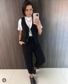 Black Waistcoat Outfit Women, Outfit Bogota, Black Waistcoat Outfit, Waistcoat Outfit Women, Sweater Vest Outfit Women, Black Vest Outfit, Street Style Outfits Casual, Costume Noir