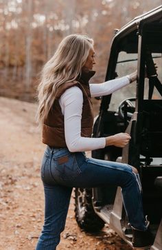 Romantic Western Aesthetic, Winter Outfits Cowgirl, Classy Outdoorsy Outfits, Country Style Outfits Winter, Country Wife Outfit, Country Cozy Outfits, Wrangler Jean Outfits Woman, Womens Wrangler Jeans Outfit