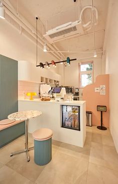 포인트컬러로 귀엽게 연출한 7평 작은카페인테리어 비용 Mini Shop Ideas, Baking Store, Shop Architecture, Coffee Shop Concept, Mini Cafe, Bakery Design Interior, Small Coffee Shop, Small Cafe Design, Bakery Decor