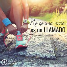 a woman tying up her running shoes with the words, no roma meta es un llamado