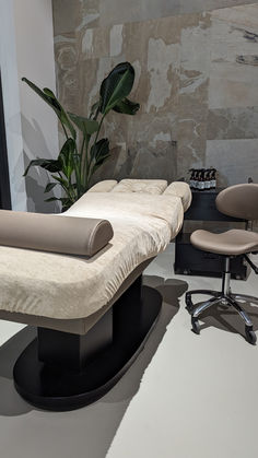 Wellness Massage Zimmer einrichtung Massage Table Set Up Ideas, Home Beauty Salon Ideas, Home Beauty Studio, Spa Waiting Room Ideas, Beauty Room Aesthetic, Massage Room Ideas Decor, Facial Room Ideas Estheticians, Beauty Salon Ideas, Esthetic Studio