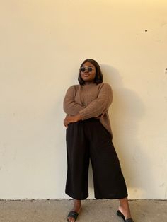 Plus Size Brown Pants Outfits, Black Big Pants Outfits, Wide Leg Brown Pants Outfit, Black Wide Leg Pants Outfit Casual, Wide Leg Pants Outfit Plus Size, Brown Wide Leg Pants Outfit, Brown Sweater Outfit, Wide Leg Pants Outfit Casual, Minimal Summer Outfits