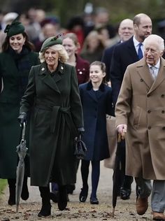 Como cada año los fans de la familia real británica se agolpan en los terrenos de Sandringham el día de Navidad para ver al príncipe Guillermo, a la reina Camila y el resto de miembros de la corona mientras asisten al tradicional servicio religioso pero sin duda este año a quien todos quieren ver especialmente es a Carlos III  (76 años) y Kate Middlenton (42 años) porque ambos fueron diagnosticados con la misma enfermedad. La multitud, algunos vestidos con gorros de la bandera del país y otro...