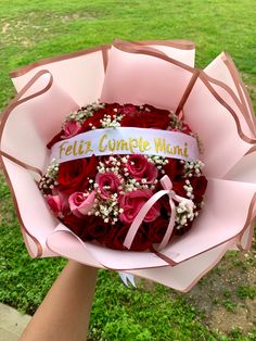 a person holding a bouquet of roses in their hand with the words ella cumple want written on it