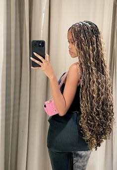 Blond Goddess Braids Black Women, Boho Twists Blonde, Braided Hairstyles Highlights, Boho Knotless With Highlights, Boho Knotless Braids With Blonde, Bohemian Braids Blonde And Brown, Boho Knotless Braids Highlights, Dark Brown Braids With Highlights, Blonde Highlight Goddess Braids