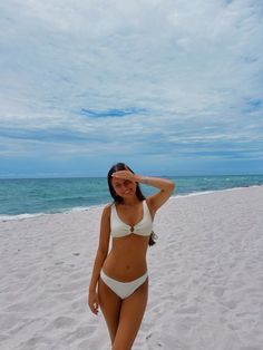 #picture #inspiration #pic #beach #summer #summerstyle Poses For Pictures Instagram Swimsuit, Best Swimsuit Poses, Daytime Beach Pictures, Beach Bathing Suit Pictures, Beach Instagram Photos, Beach Insta Poses, Insta Beach Pics, Beach Pic Poses, Instagram Beach Pictures