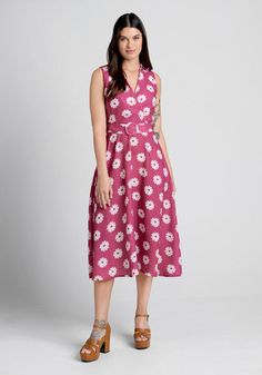 In classic 1960’s retro fashion, this cheerful sleeveless midi dress from Timeless London is adorned throughout in a playful and swirly white daisy print. Made from a magenta pink, lightweight woven fabric, this floral dress boasts a surplice neckline, a high-rise waist cinched with a matching and removable belt, and a flowy mid-length skirt with handy side pockets. Vintage Style Swimwear, Casual Dresses Plus Size, Midi Dress Plus Size, Uk Brands, Vintage Swimwear, Sleeveless Midi Dress