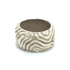 Authentic Tiffany & Co Estate Woodgrain Design Ring 4.5 Silver 11 mm 5.7 Grams TIF630TRUSTED SELLER SINCE 2002DETAILDesign: WoodgrainRing Size: 4.5Height: 11 mmWeight: 5.7 GramsMetal: Sterling SilverWe try to present our estate items as best as possible and most have been newly polished some of the Tiffany items may have a natural patina As they are estate silver pieces. Please refer to the pictures as they are the actual items you will receive. Please see the pictures as this is the exact item Modern Etched Rings, Tiffany Co Rings, Tourmaline Bracelet, Tourmaline Necklace, Tourmaline Ring, Sea Pearls, South Sea Pearls, Cufflinks Men, Akoya Pearls