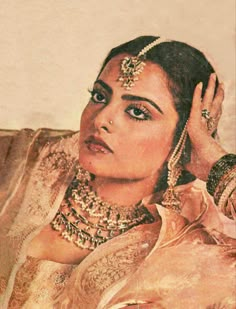 Moorish Fashion, Indian Retro, Rekha Actress, Vintage Bollywood Aesthetic, Bollywood Retro, Bollywood Aesthetic, 90s Bollywood Aesthetic, Bollywood Posters, Retro Bollywood