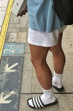 Mens Sandals Outfit, Socks Outfit Men, Sandals Outfits, Slides Outfit, Gym Outfit Men, Sneakers And Socks, Sock Outfits, Sandals Outfit, Mens Fashion Casual Outfits