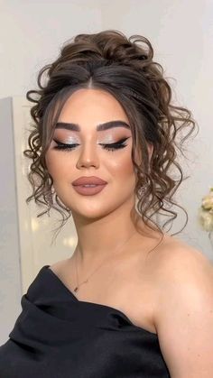 Winter Makeup Ideas, Celebrity Surgery, Date Night Outfit Classy, Halloween Accessories Hair, Night Beauty, Hot Makeup, Makeup Mistakes, Winter Makeup, Halloween Hair