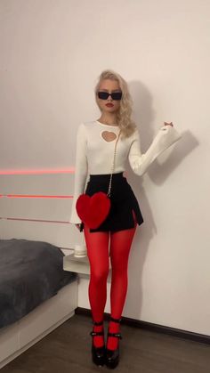 Red Tights, Kleidung Diy, Elegante Casual, Valentines Outfits, Looks Street Style, Valentine's Day Outfit, Elegantes Outfit, Mode Inspiration, Looks Vintage