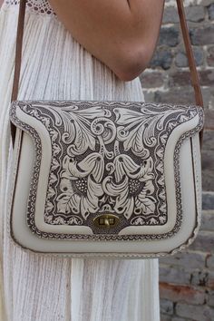 Kelly Bag, Boho Purses, Tooled Leather, Carolina Herrera, Leather Tooling, Beautiful Bags, Boho Hippie, Bago, Leather Working