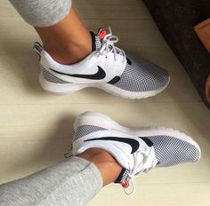 pinterest: @drvkevibez Nike Trainer, Mode Shoes, Sneaker Trend, Sneaker Shop, Yantai, Black Nike Shoes, Nike Roshe Run