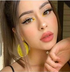 Wing liner stylish look party makeup looks ideas peach lipstick Prom Makeup Eyeshadow, Kylie Jenner Makeup Look, Editorial Make-up, Halloween Make-up Looks, Make Up Gold, Gold Makeup Looks, Blue Makeup Looks, دورة شهرية, Yellow Makeup