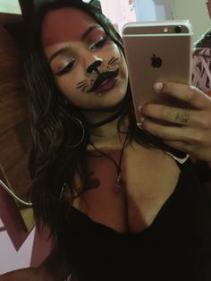 Maquiagem gatinha Kitty Costume Makeup, Black Cat Makeup Halloween Pretty, Cat Makeup Halloween Simple, Cat Makeup Halloween Easy, Orange Cat Makeup, Black Cat Costume Makeup, Cat Makeup Looks Halloween, Pink Cat Makeup, Panther Makeup Halloween