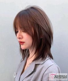 Medium Layers With Side Bangs, 90s Hairstyles Short Layers, Middle Length Haircut With Bangs, Short Haircut Layered, Wolf Cut Short Hair With Bangs, Korean Short Hair