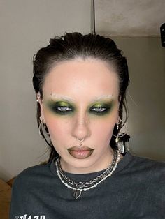 green makeup grunge Casual Punk Makeup, Hooded Green Eye Makeup, Halloween Rave Makeup, Black Green Eyeshadow, Grunge Editorial Makeup, Deep Contrast Makeup, Techno Eye Makeup, Monster Energy Makeup, Black And Green Makeup Looks