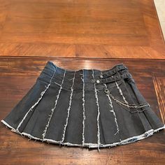 Pleated Charcoal Denim Mini Skirt With Side Chain. Brand New Condition! Approximately Size Medium Juniors Size 7; Eu Size 30 Diy Mini Skirt, Reworked Skirt, Jeans Upcycle, Chain Skirt, Punk Skirt, Skirts Pleated, Angel Outfit, Diy Skirt