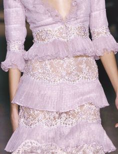 #Valentino Haute Couture Spring 2006 Valentino Haute Couture, Valentino Couture, Couture Details, Pink Shoes, Purple Fashion, Look Chic, Fashion Details, Purple Dress