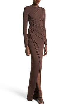 Michael Kors ruched long sleeve gown in chocolate. 95% Viscose 5% Elastane Dry Clean Made in Italy Invierno Aesthetic, Chic Activewear, Best Wedding Guest Dresses, Long Sleeve Evening Gowns, Outfits Classy, Sleeve Gown, Outfit Invierno, Long Sleeve Gown, Michael Kors Collection