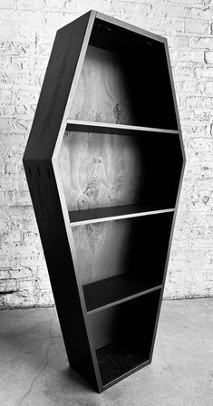 a black and white photo of a book shelf